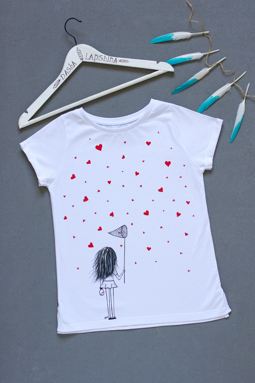 Футболка с росписью Catching Love