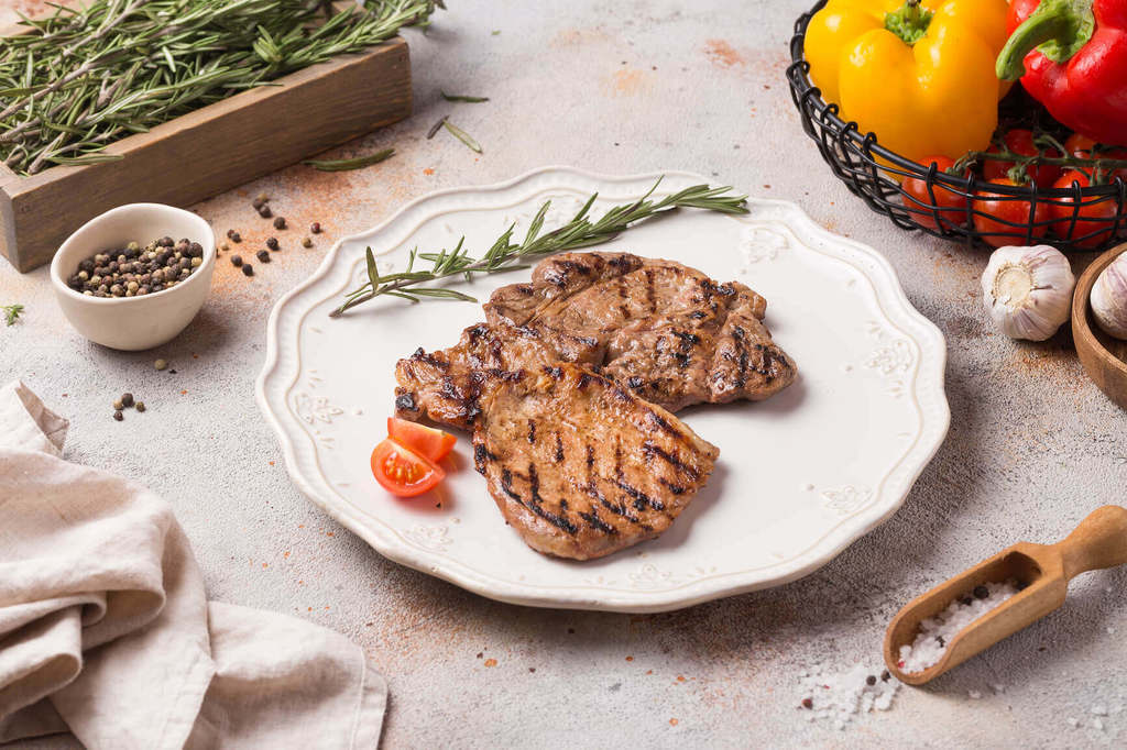 Стейк из свинины в брусничном соусе, 200 г.