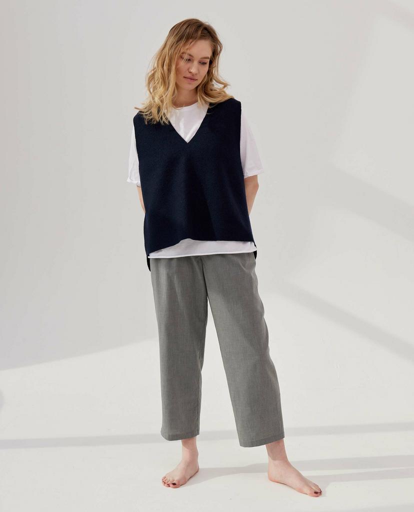 Gray loose trousers