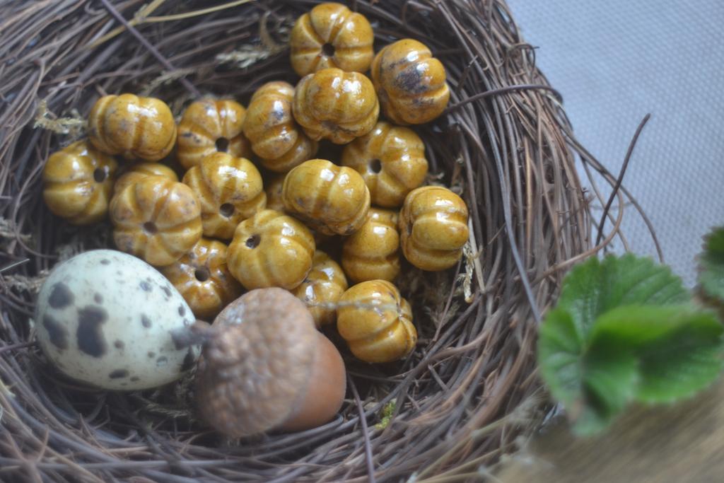 Керамическая бусина "жёлто-коричневая тыква"