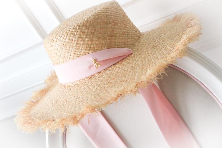 Шляпа соломенная с широкими полями и шелковой лентой "Золотой мишка" светло-розовый