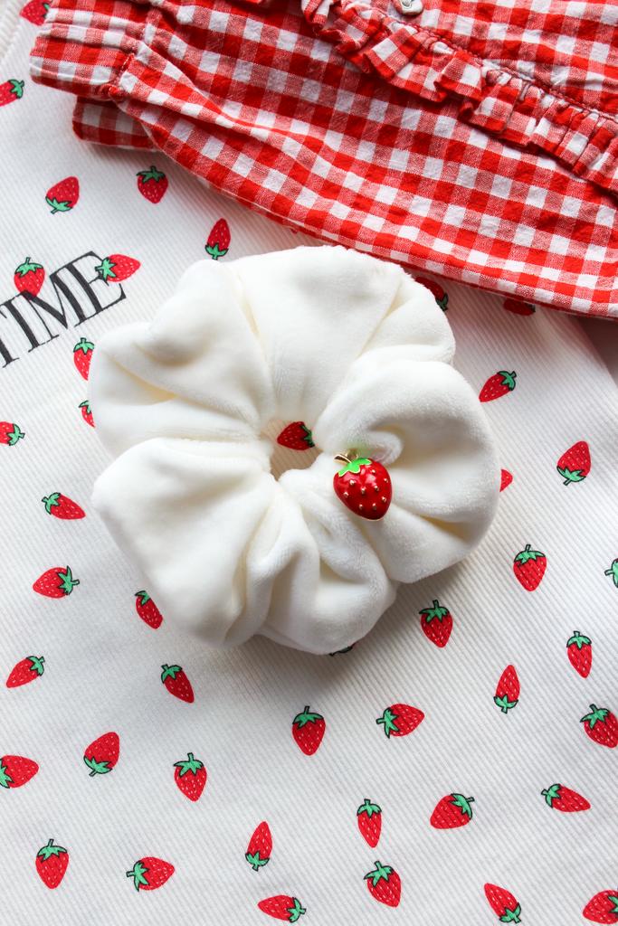 Скранч-резинка велюровая "Strawberry" цвет: айвори