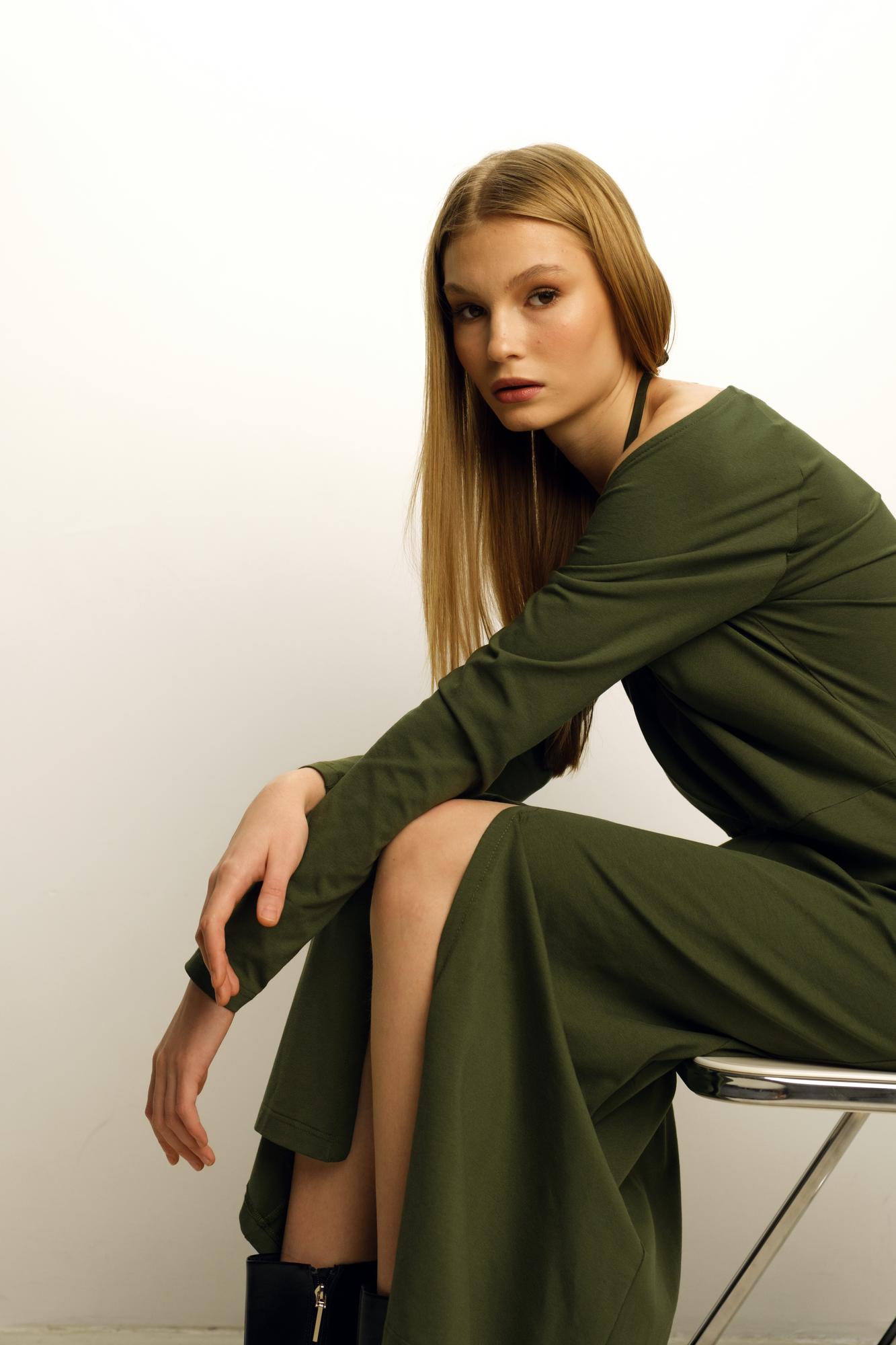 Платье из мягкого хлопкового трикотажа с драпировкой на груди зеленого цвета