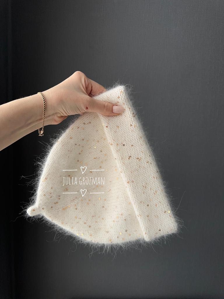 Вязаная шапка с пипкой (молочная с золотом)