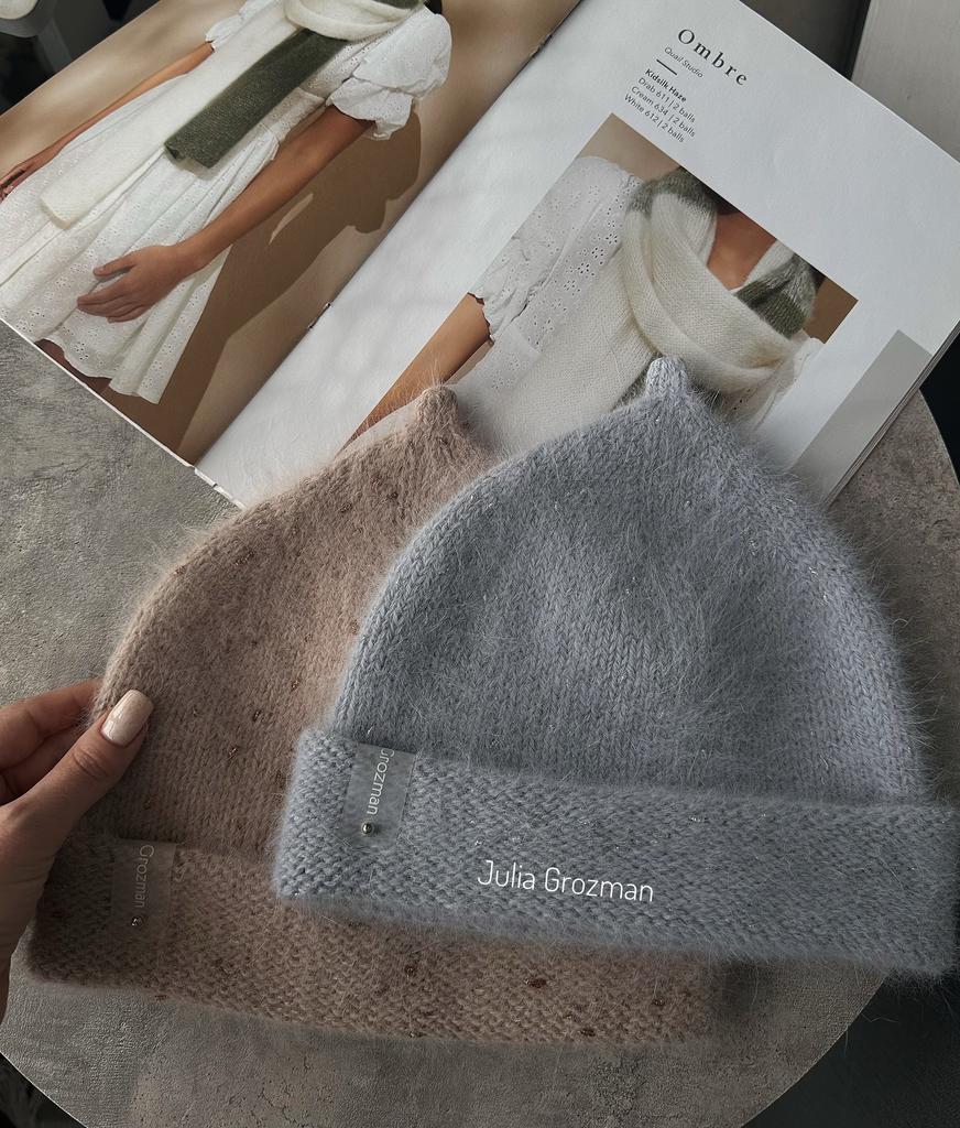 Вязаная шапка с пипкой (серая с люрексом)