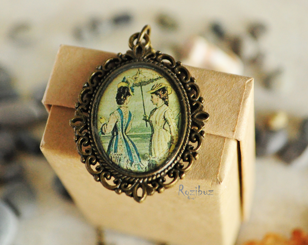 Две девушки – винтажный кулон на длинной цепочке