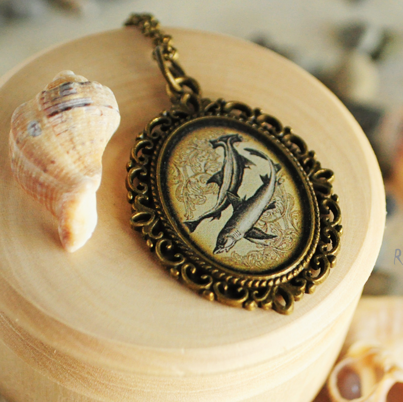 Акулы - винтажный кулон на длинной цепочке