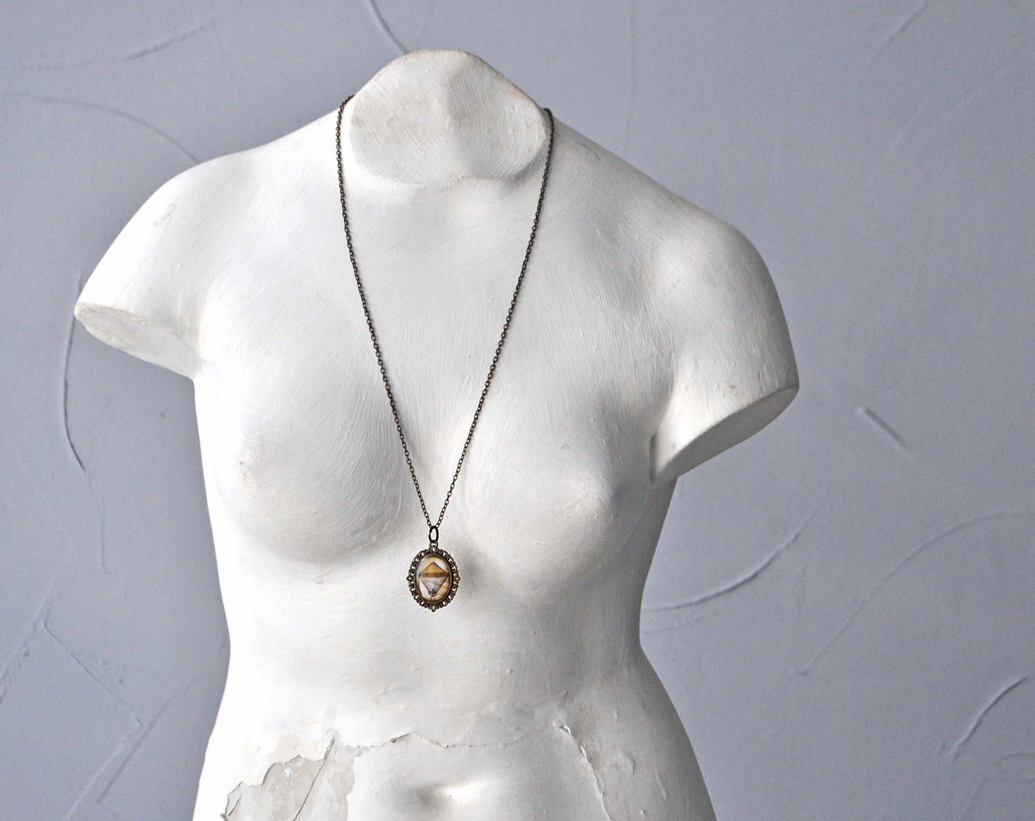 Воздушный шар треугольный - винтажный кулон на длинной цепочке