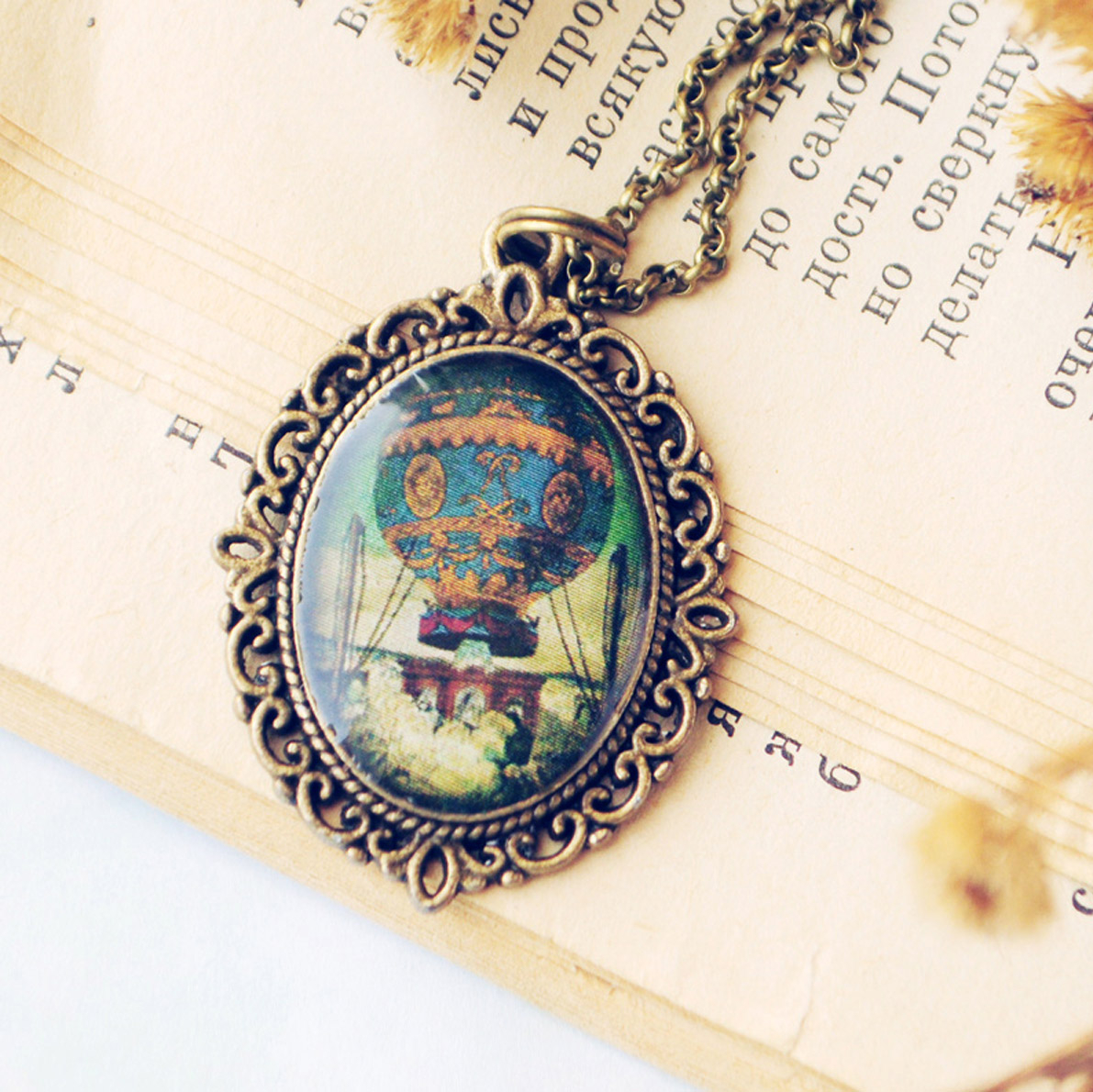 Воздушный шар зеленый - винтажный кулон на длинной цепочке