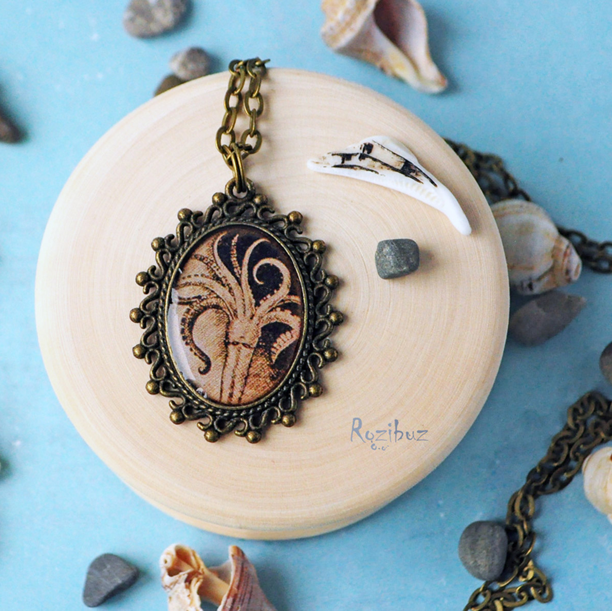 Кальмар - винтажный кулон на длинной цепочке