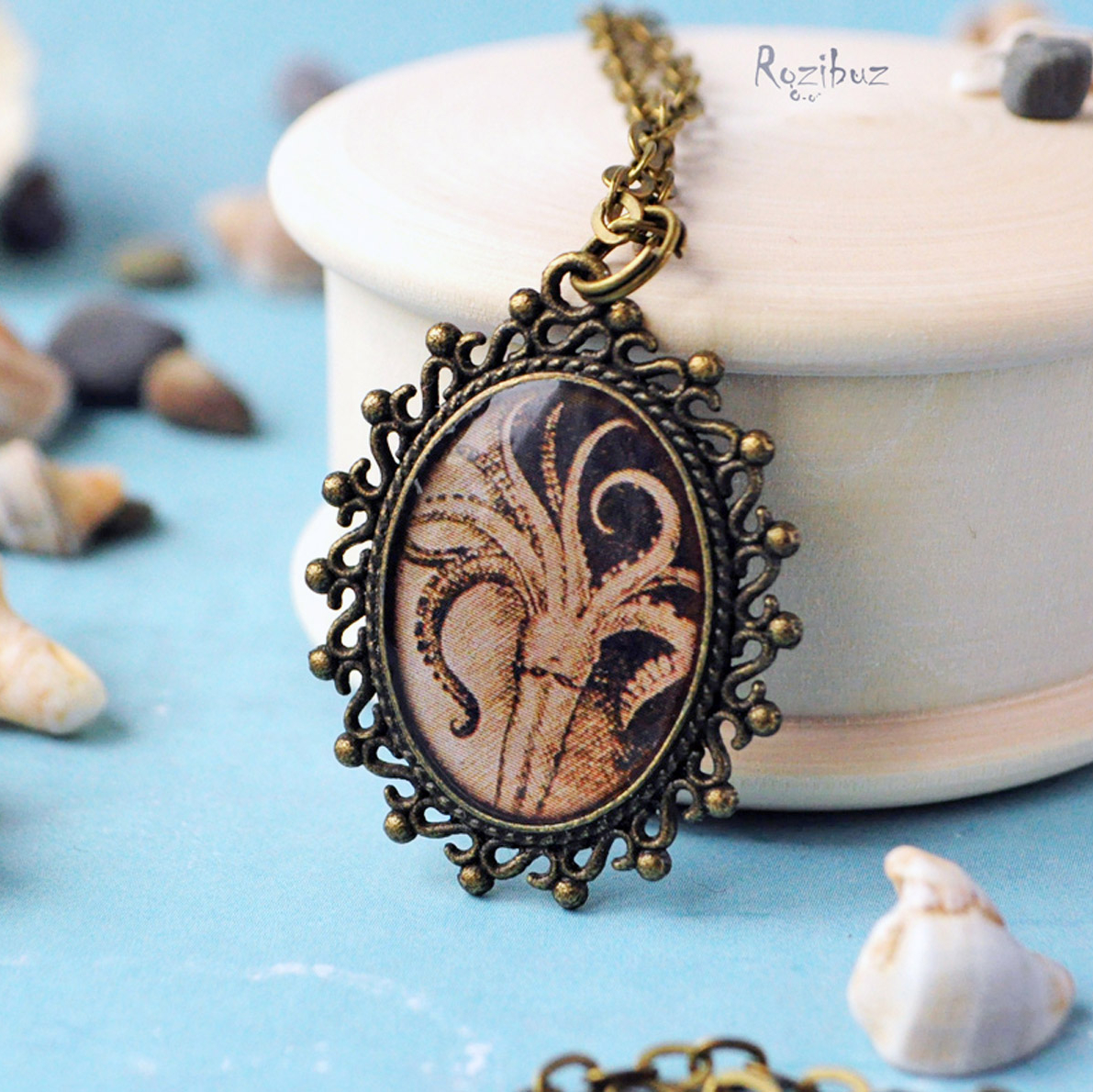 Кальмар - винтажный кулон на длинной цепочке