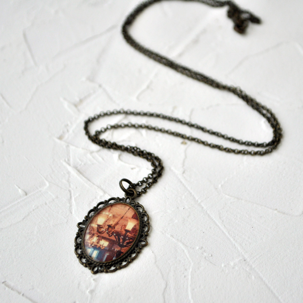 Каменка - люстры - винтажный кулон на длинной цепочке