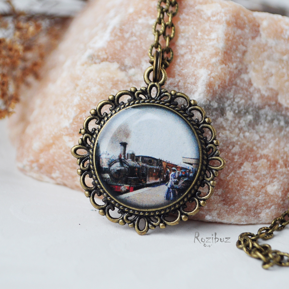 Поезд из книги - винтажный кулон на длинной цепочке