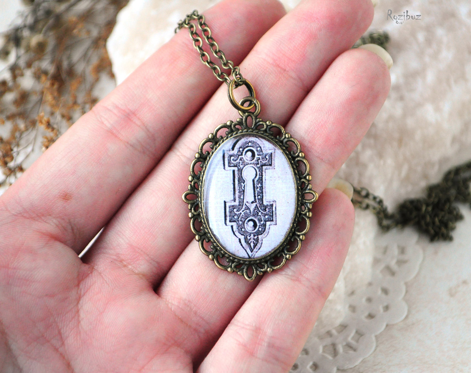 Замочная скважина - винтажный кулон на длинной цепочке