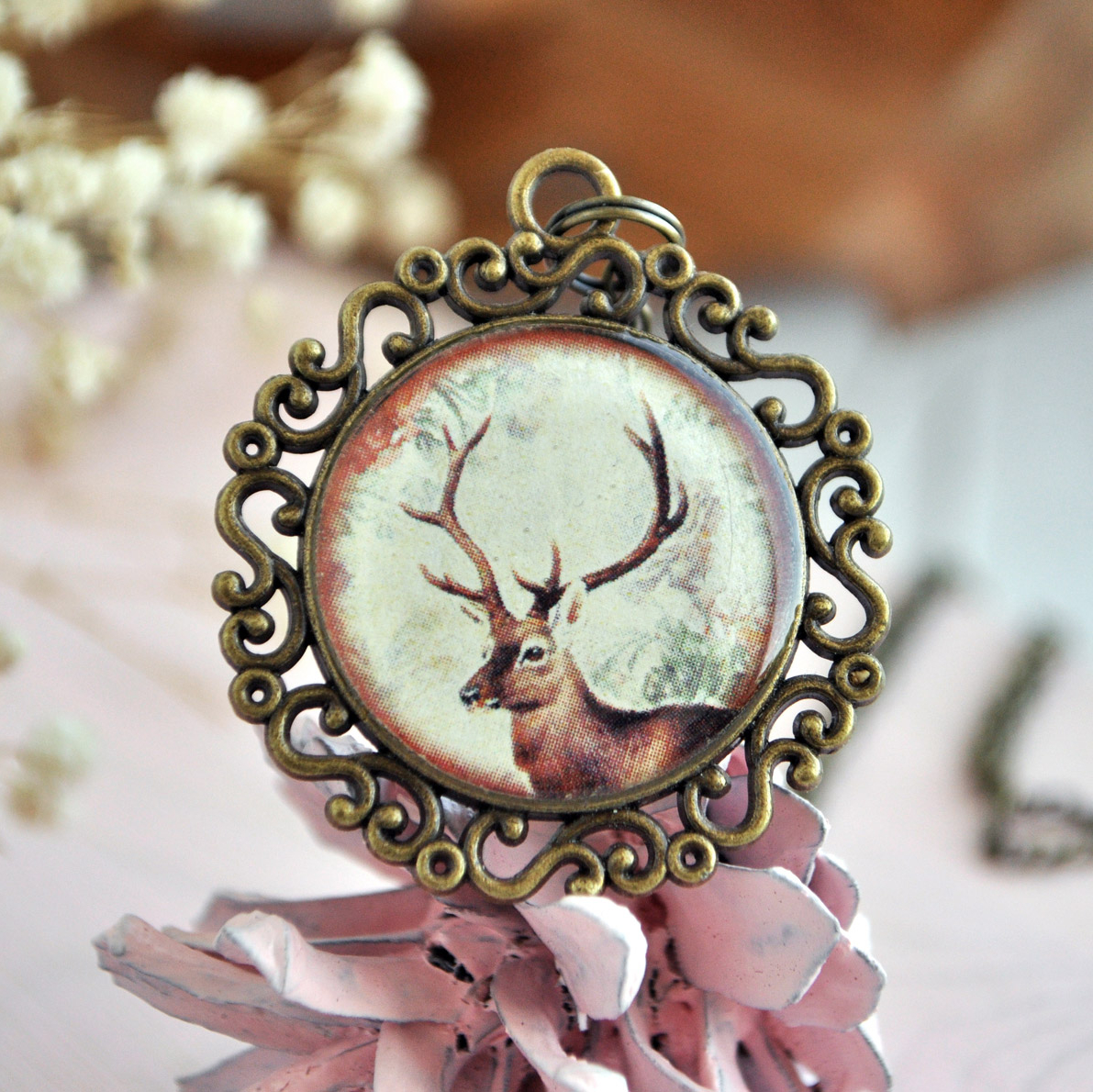 Олень с розами - винтажный кулон на длинной цепочке