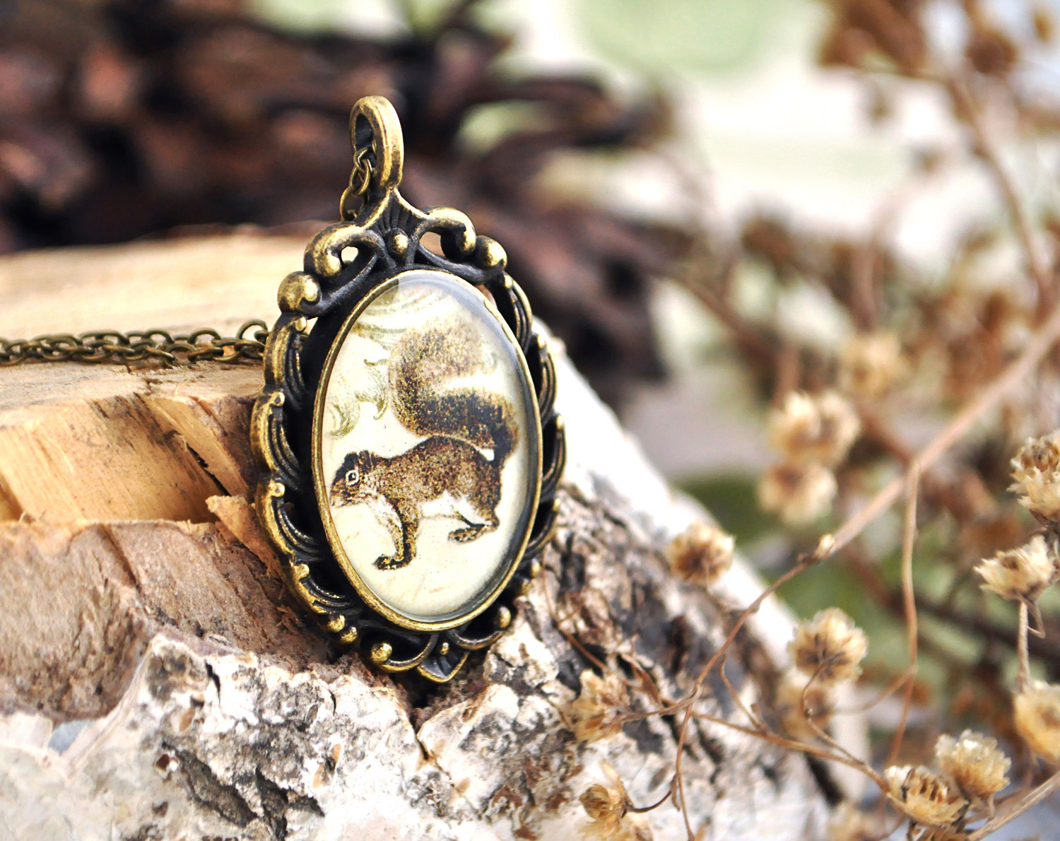 Белка королевская - винтажный кулон на длинной цепочке