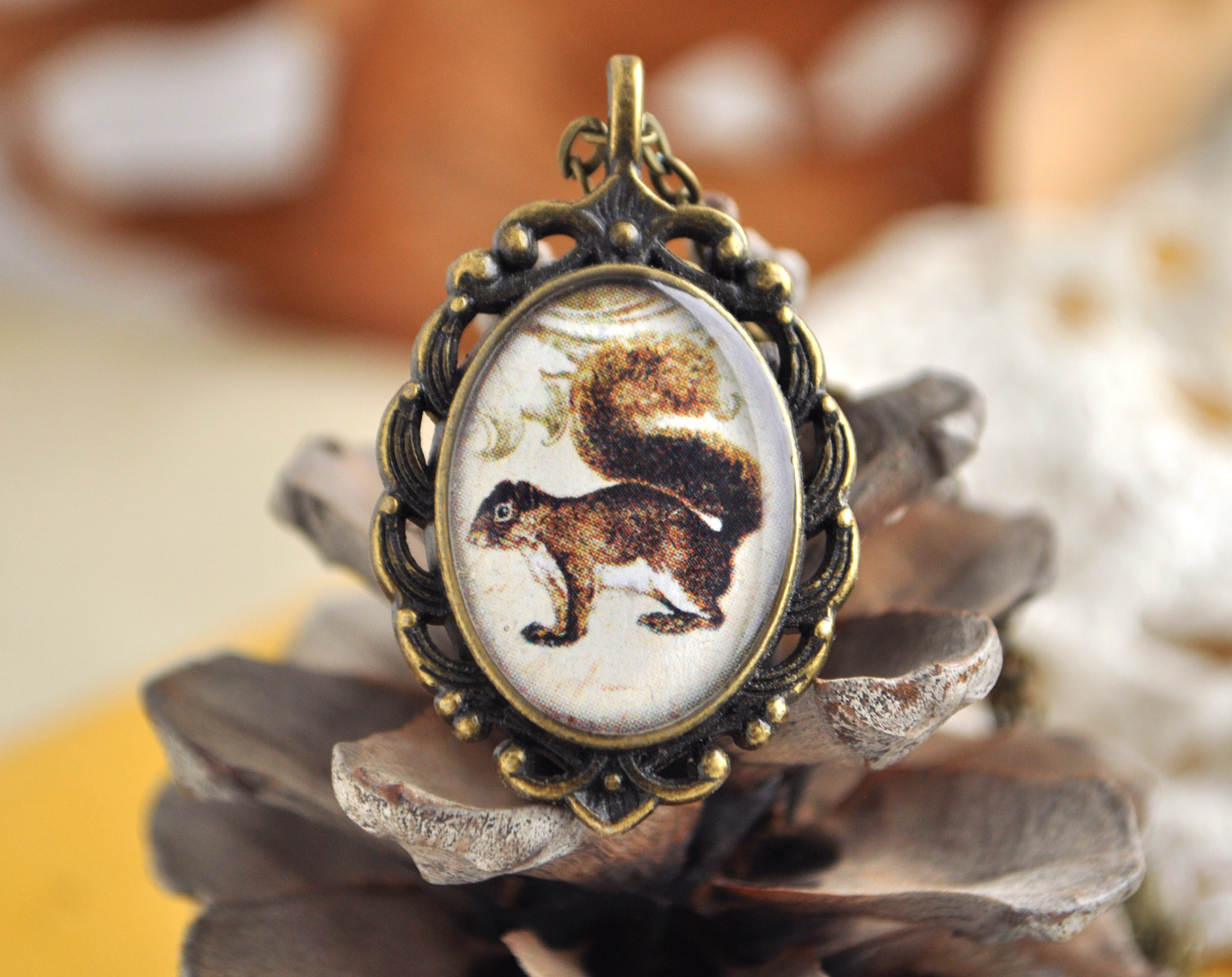 Белка королевская - винтажный кулон на длинной цепочке