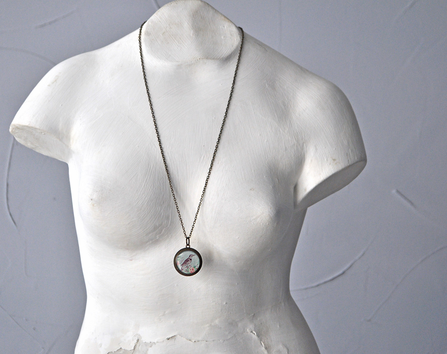 Птица в лесу - винтажный кулон на длинной цепочке