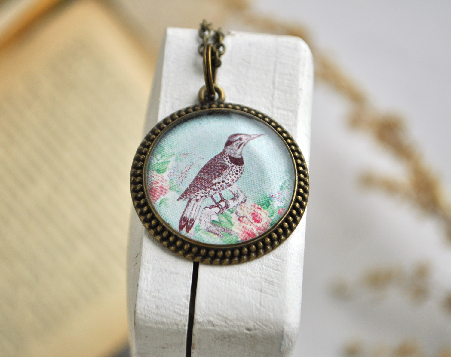 Птица в лесу - винтажный кулон на длинной цепочке