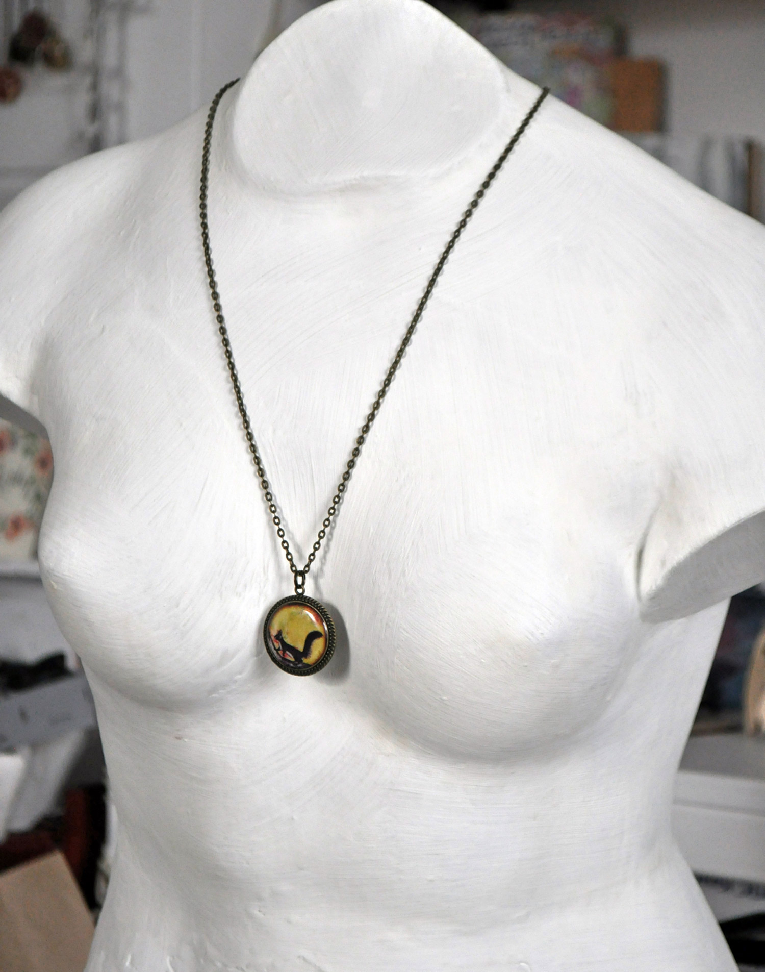 Белочка - винтажный кулон на длинной цепочке