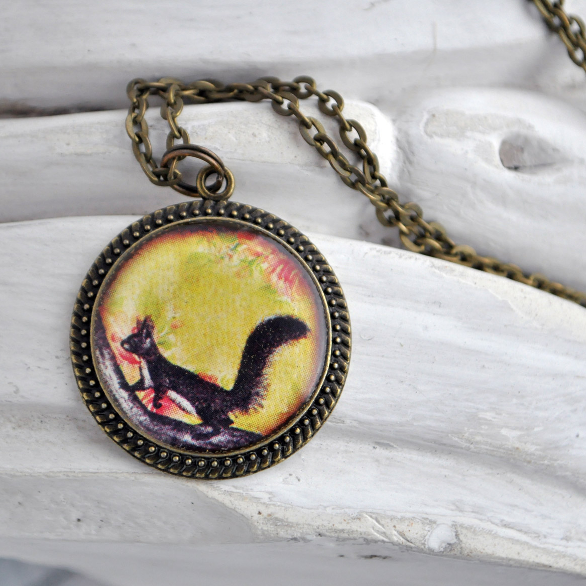 Белочка - винтажный кулон на длинной цепочке