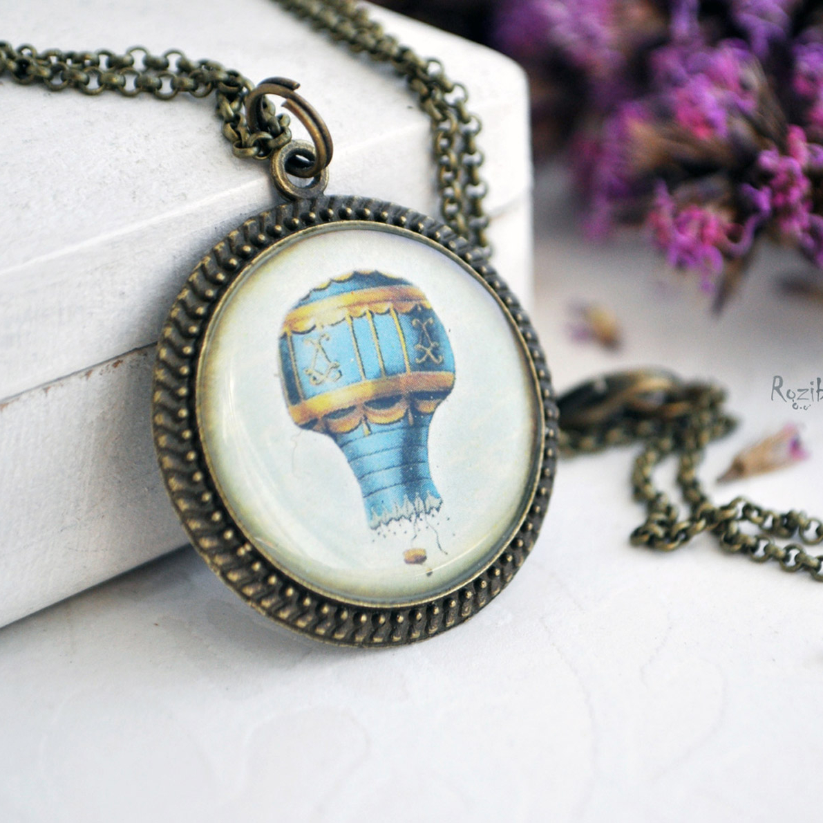 Воздушный шар сине-желтый - винтажный кулон на длинной цепочке