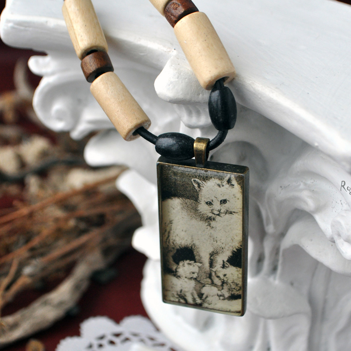 Кошка с котятами - винтажный кулон