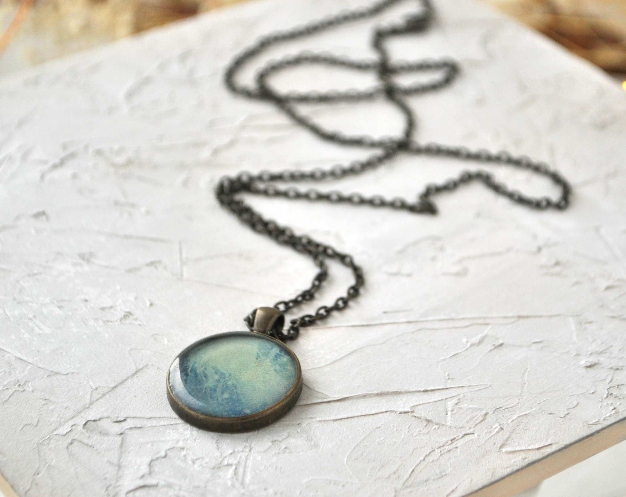 Плутон - винтажный кулон на длинной цепочке