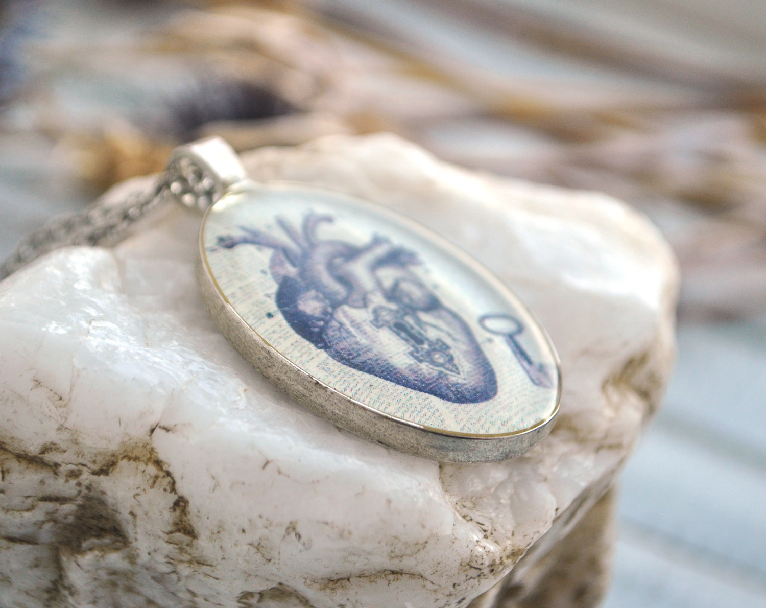 Анатомическое сердце - большой винтажный кулон на длинной цепочке