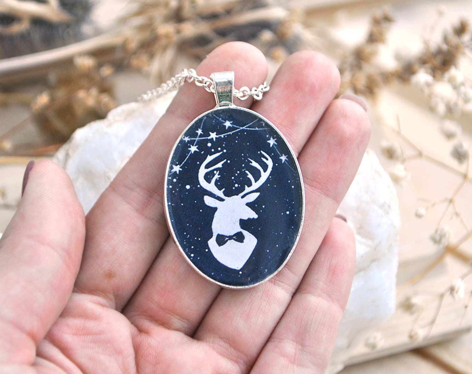 Олень с бабочкой - большой винтажный кулон на длинной цепочке