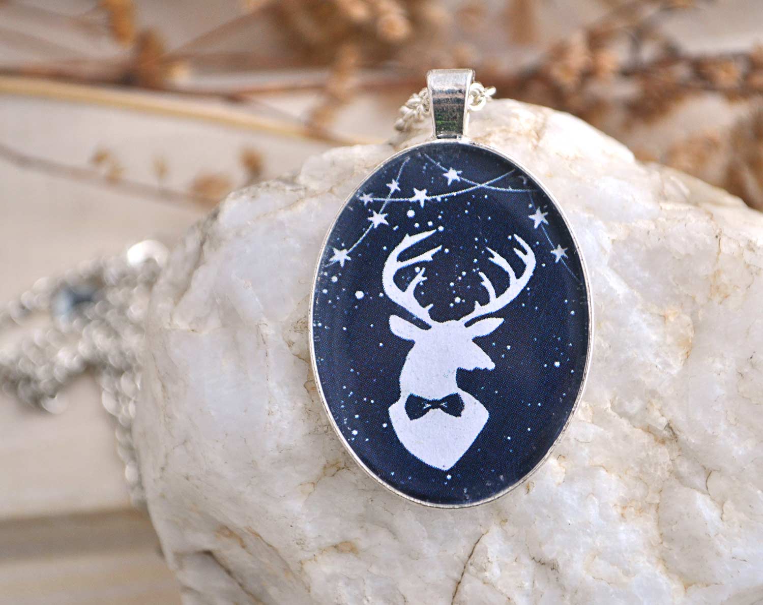 Олень с бабочкой - большой винтажный кулон на длинной цепочке