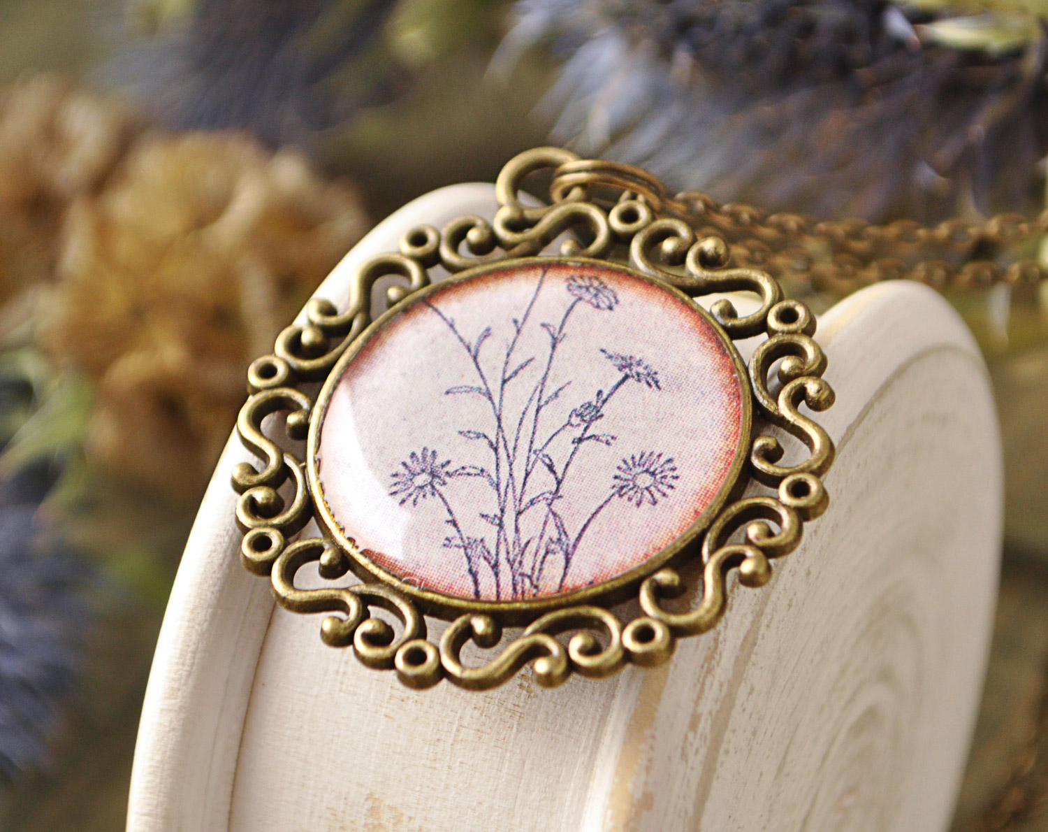 Цветы - винтажный кулон на длинной цепочке