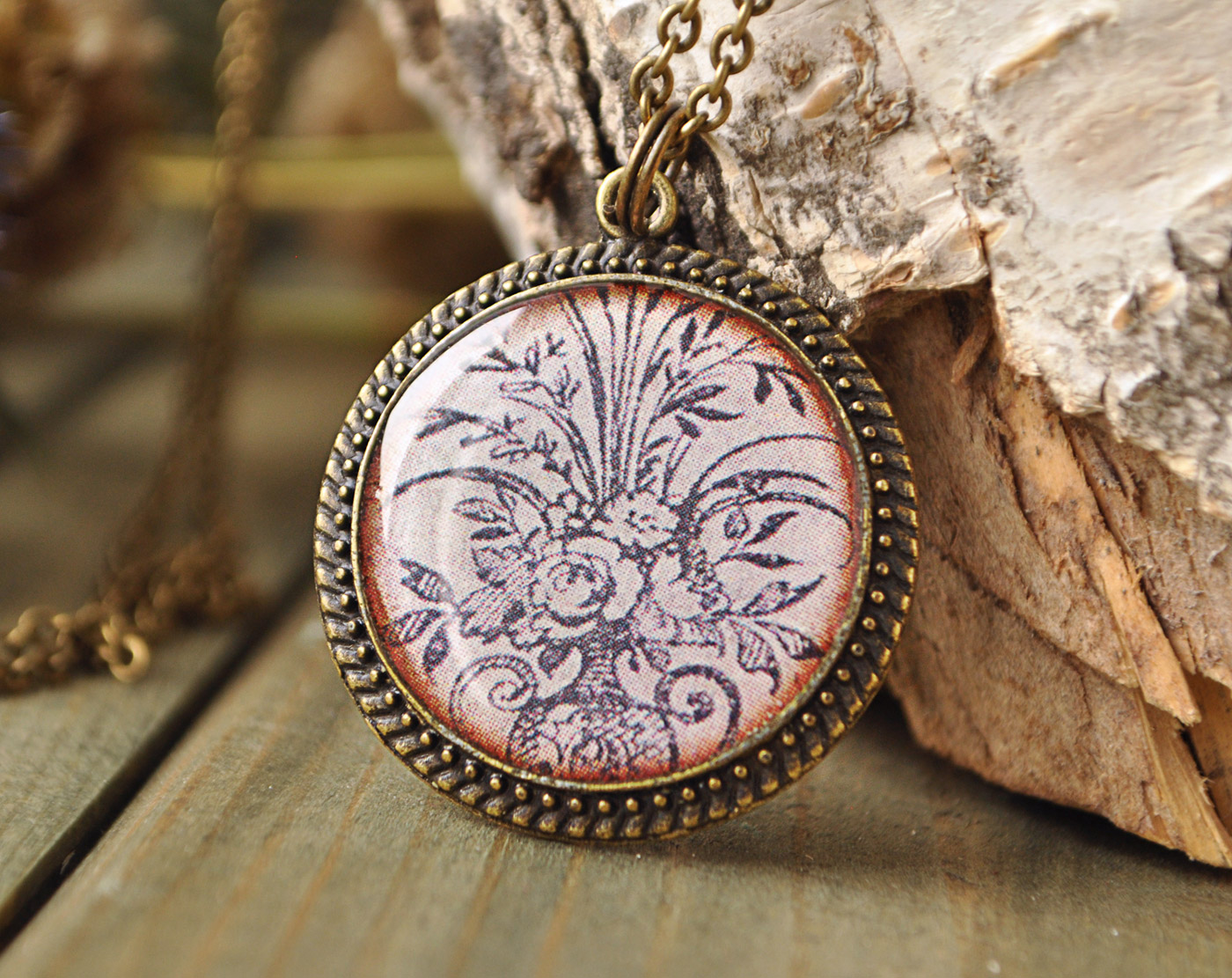 Букет в вазе - винтажный кулон на длинной цепочке