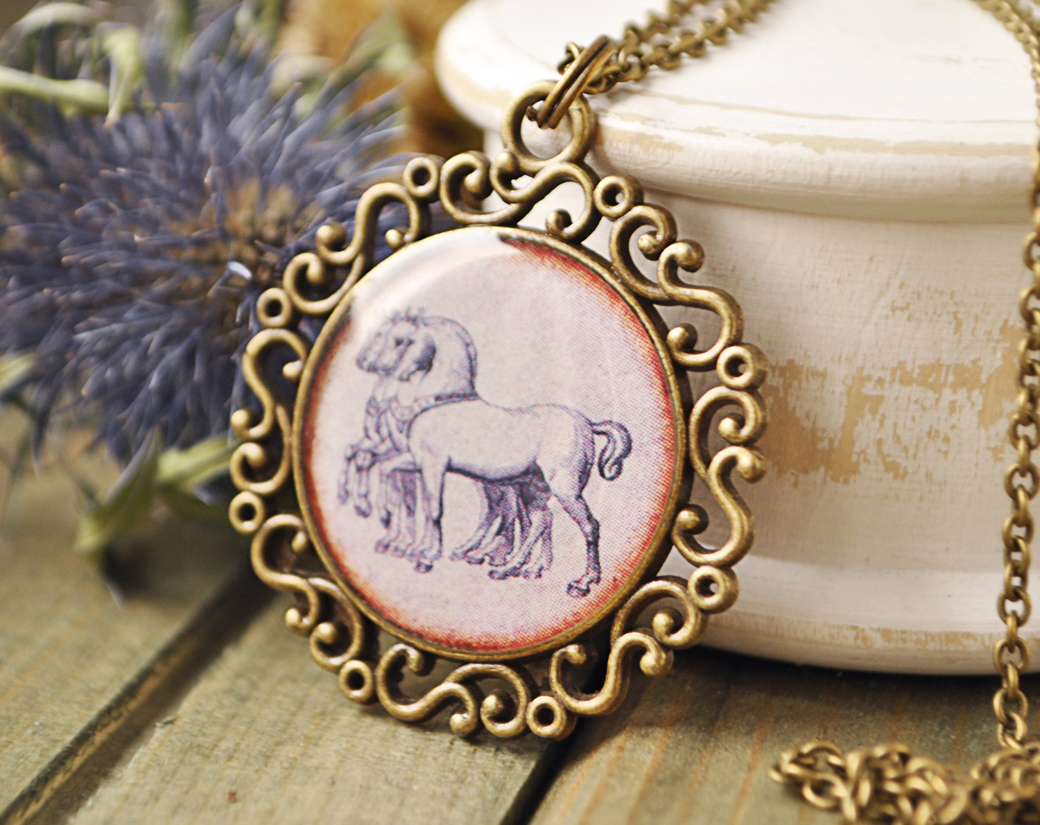 Лошади - винтажный кулон на длинной цепочке