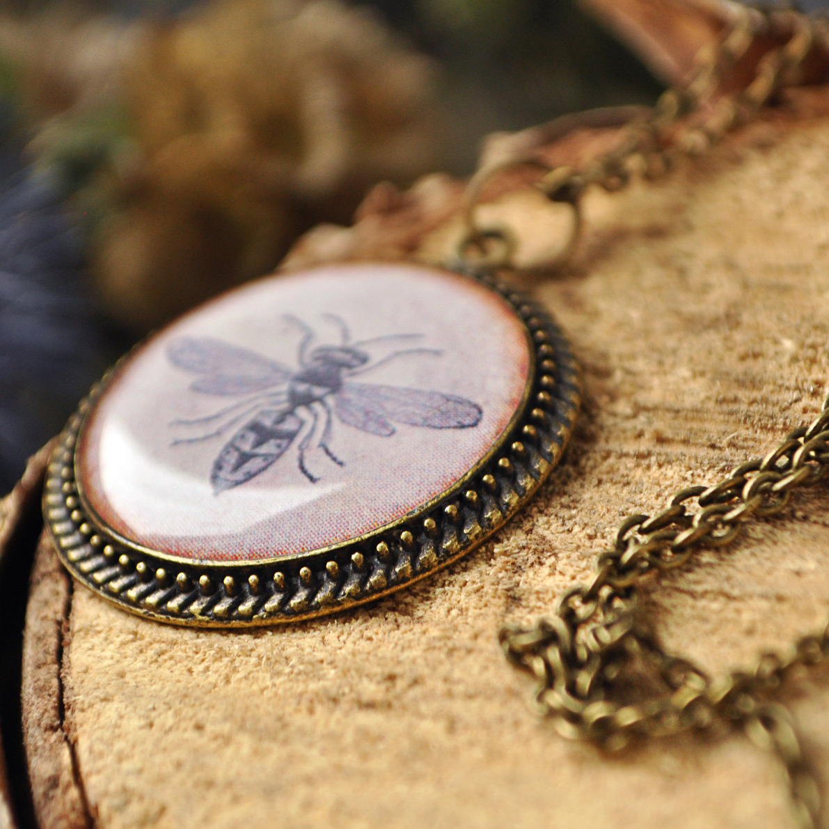 Мушка - круглый винтажный кулон на длинной цепочке