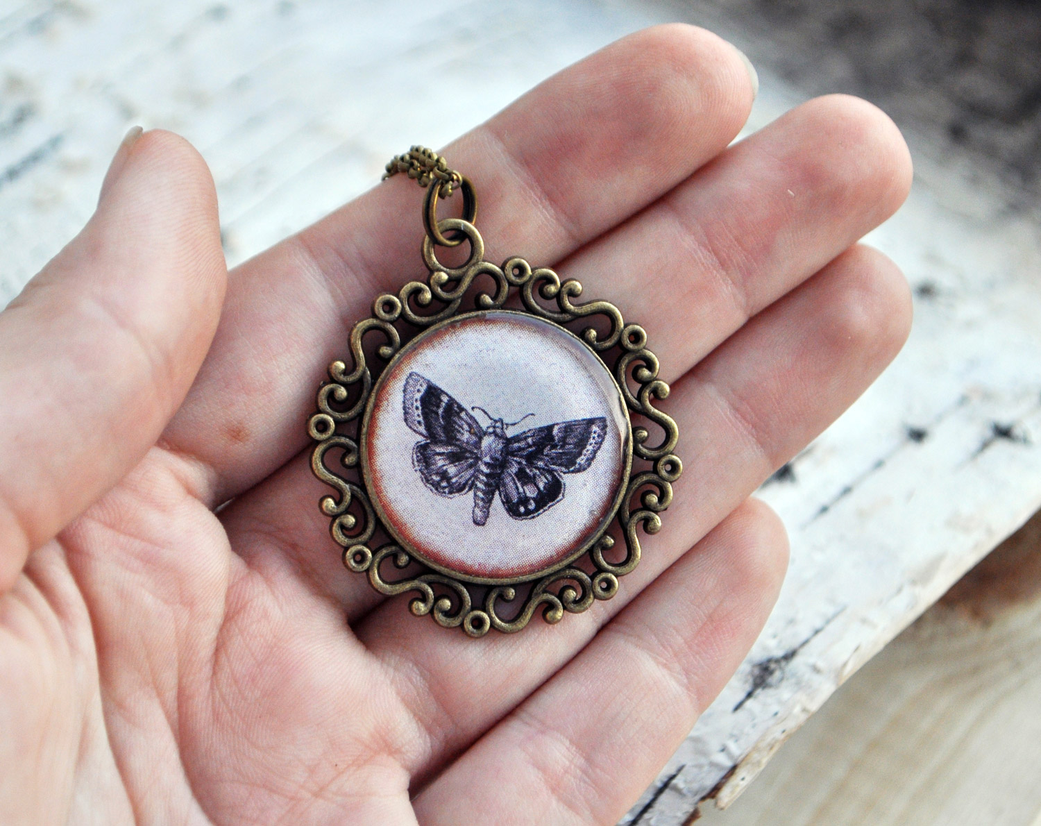 Бабочка - круглый винтажный кулон на длинной цепочке