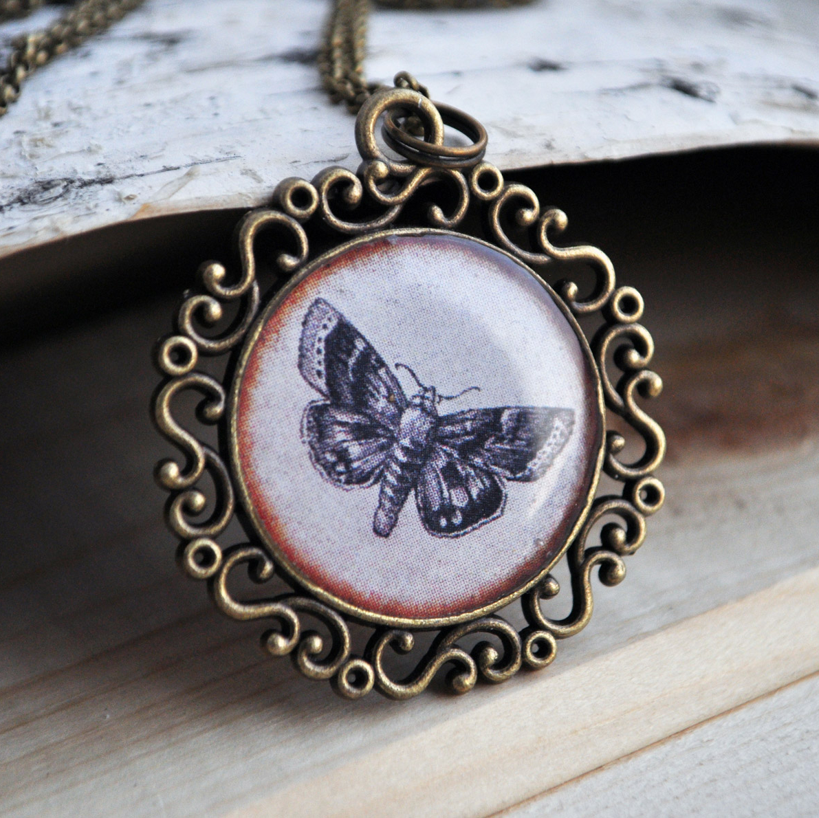 Бабочка - круглый винтажный кулон на длинной цепочке