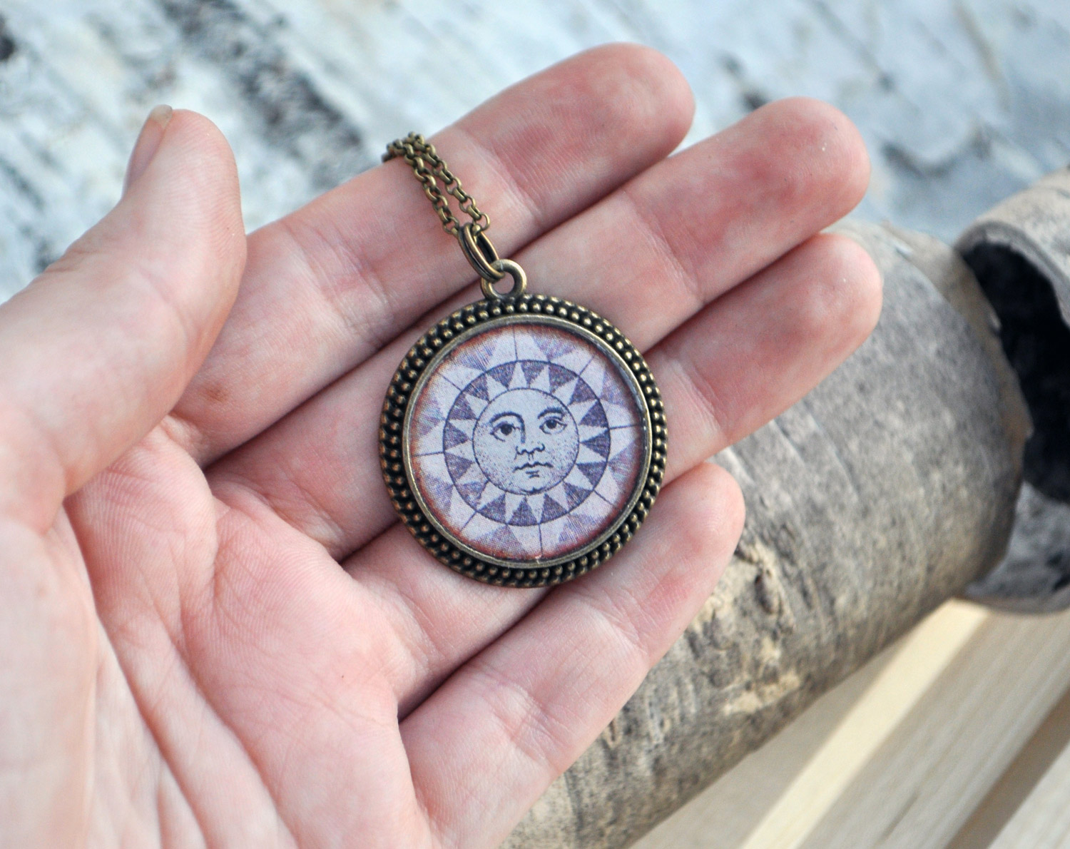 Солнце - винтажный кулон на длинной цепочке