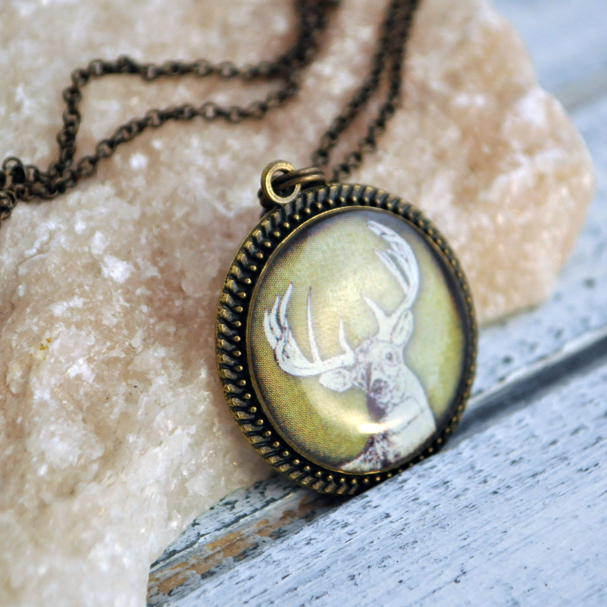 Олень на зеленом - винтажный кулон на длинной цепочке