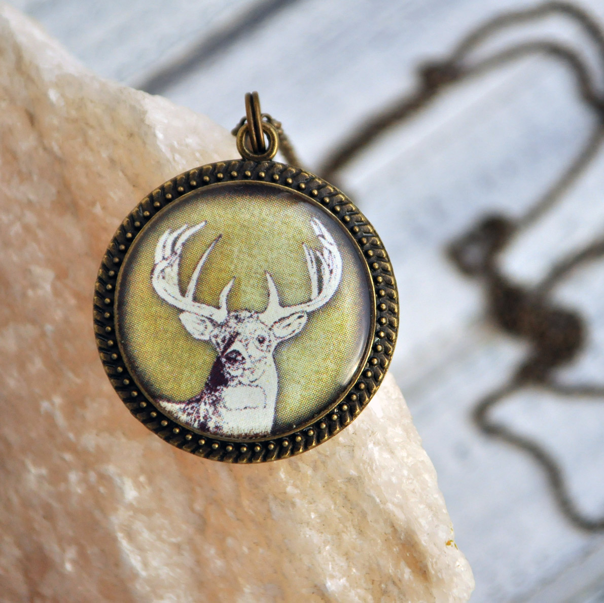 Олень на зеленом - винтажный кулон на длинной цепочке