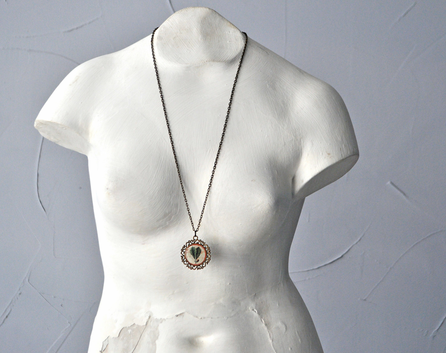Желудь с листиками - винтажный кулон на длинной цепочке