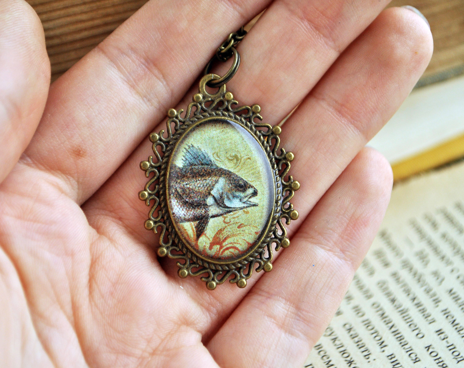 Рыба - винтажный кулон на цепочке