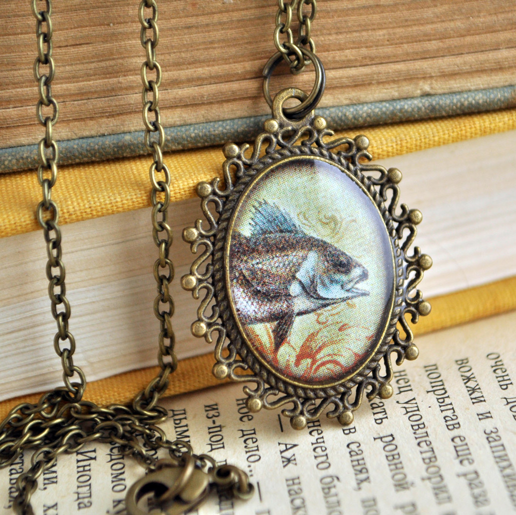 Рыба - винтажный кулон на цепочке