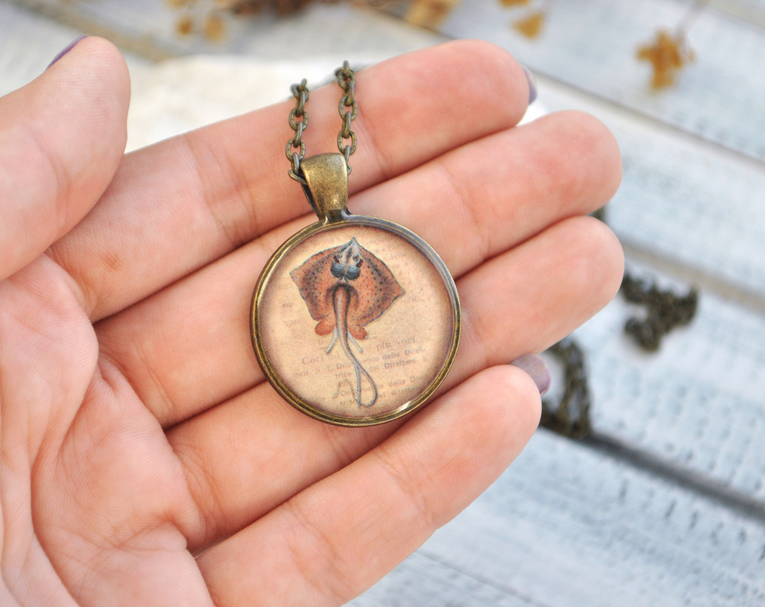 Скат - винтажный кулон на длинной цепочке