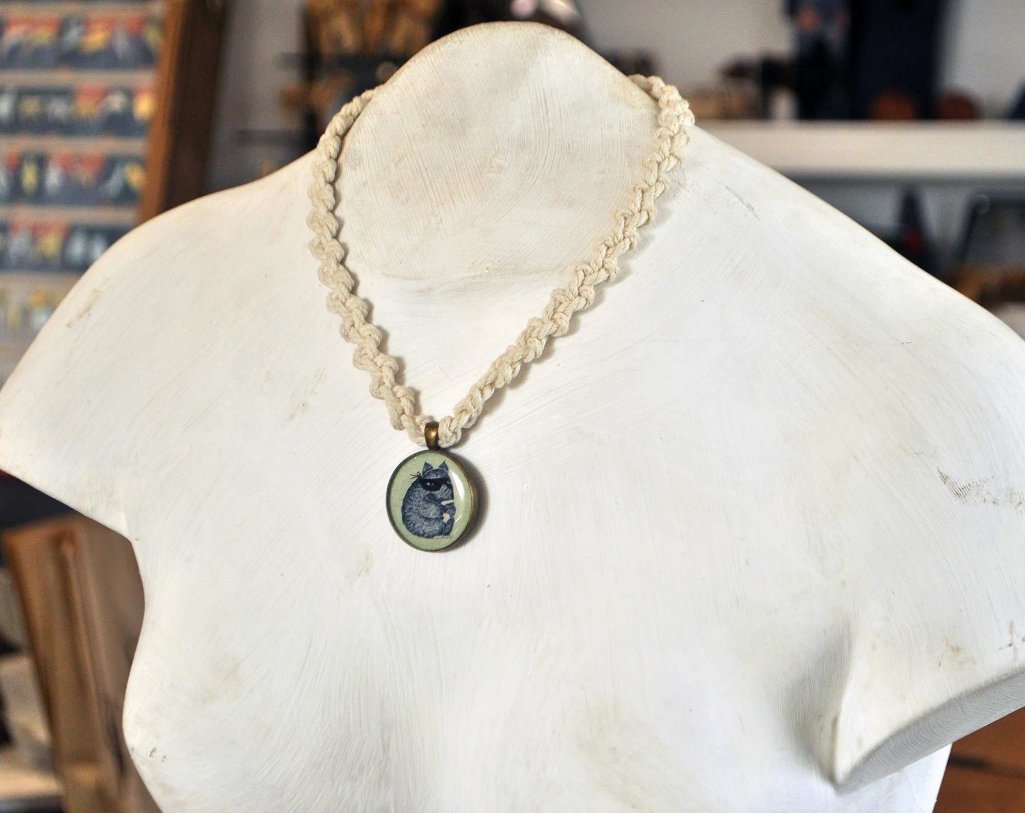 Бандиты - ондатра круглый кулон на плетеном шнурке