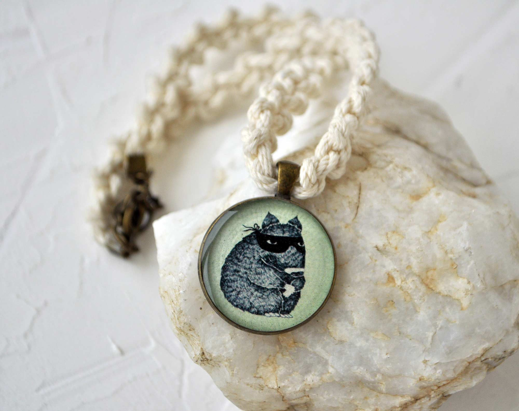 Бандиты - ондатра круглый кулон на плетеном шнурке