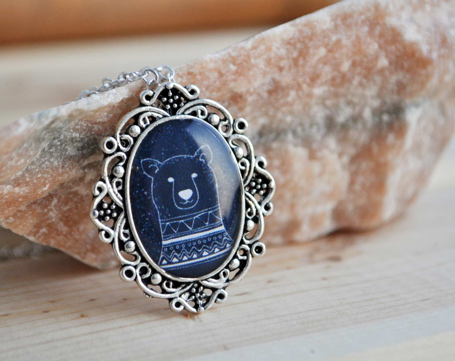 Медведь зимний - винтажный кулон на длинной цепочке