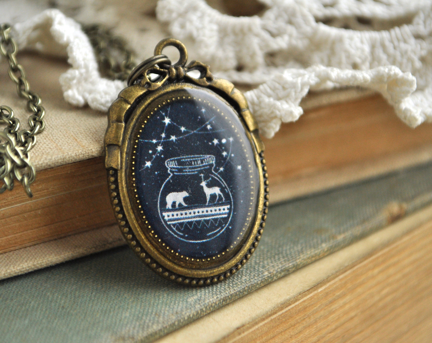 Банка с животными - винтажный кулон на длинной цепочке