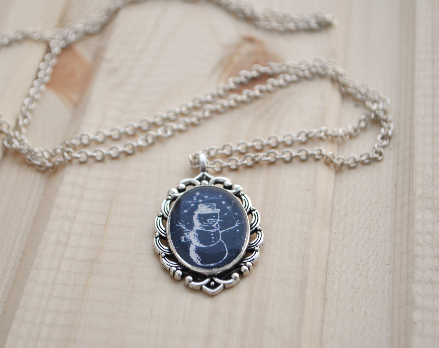 Снеговик - серебристый кулон на длинной цепочке
