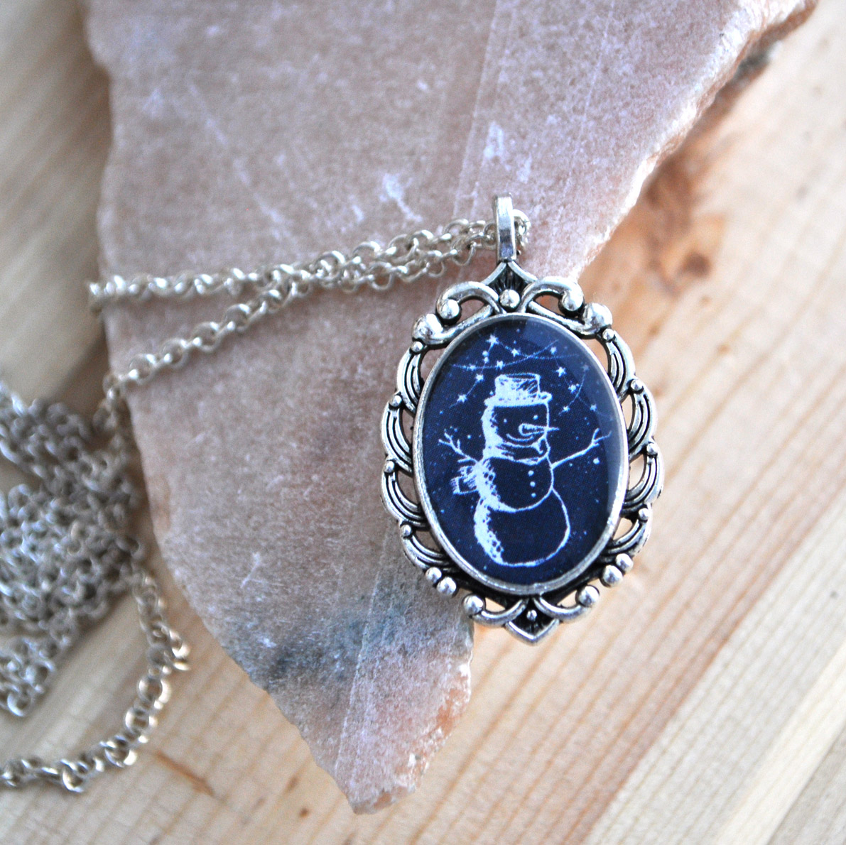 Снеговик - серебристый кулон на длинной цепочке
